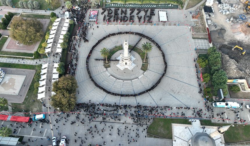 Konak Atatürk Meydanı'nda 10 Kasım Koreografisi