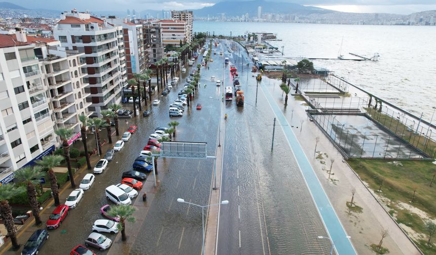 İzmir'de Deniz 1 Metre Yükseldi