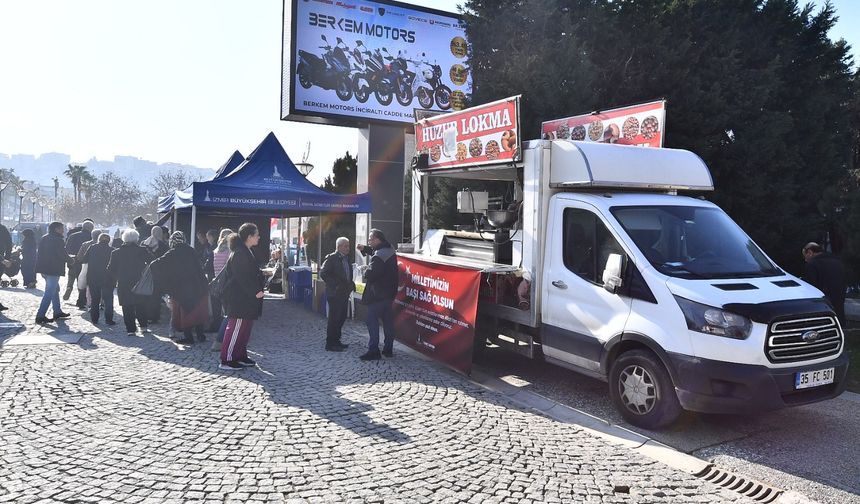 İzmir'de Şehitler İçin Helva ve Lokma Dağıtıldı