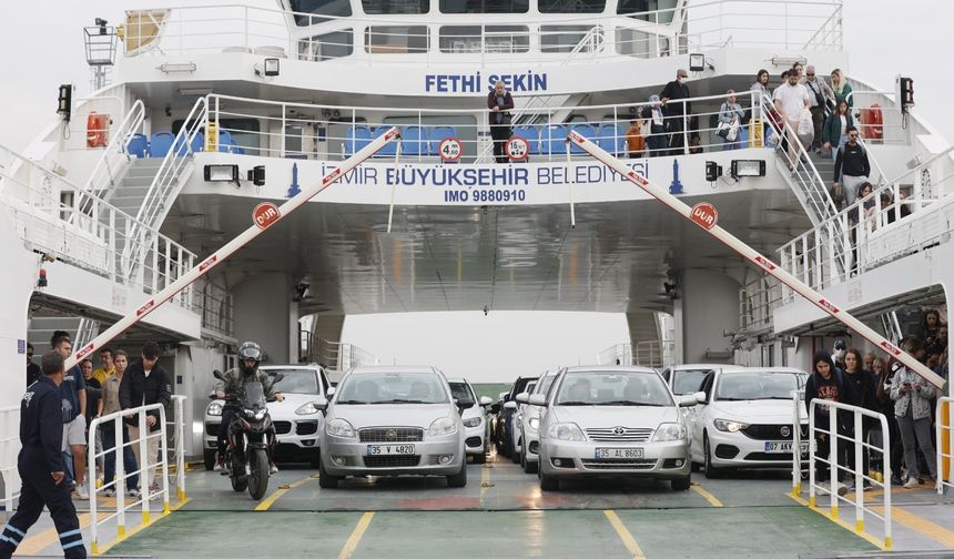 İzmir'de Feribotla Taşınan Araç Sayısı Yüzde 55 Arttı