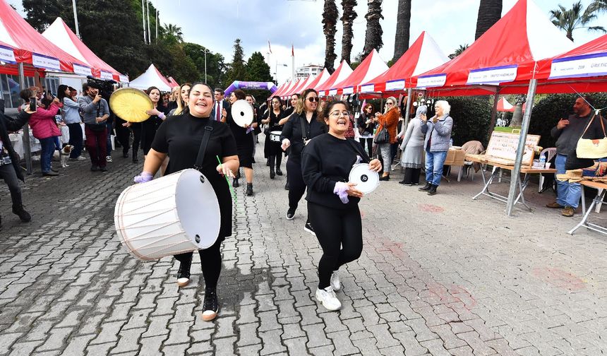 İzmir'de Festival Havasında Kadınlar Günü Kutlaması