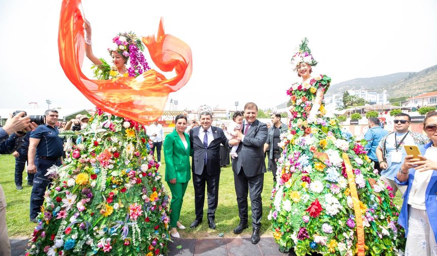 İzmir'in Geleneksel Festivaliyle Bayındır'da Çiçekler Açtı