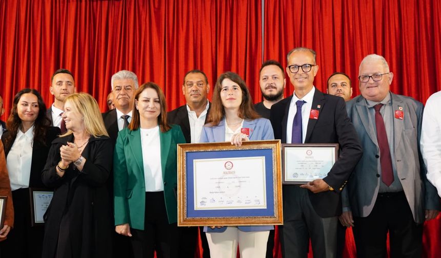 Çeşme'nin İlk Kadın Başkanı Lal Denizli Mazbatayı Aldı