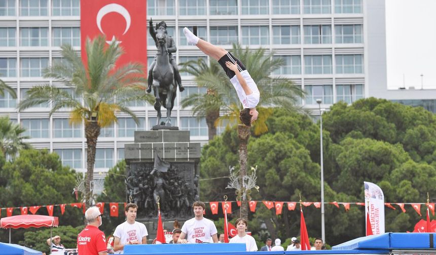 İzmir'de 19 Mayıs Coşkusu