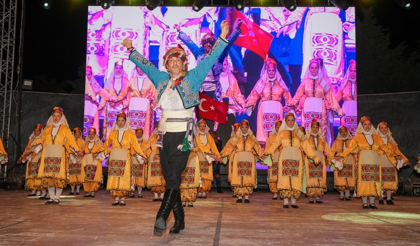 Gaziemir'de Halk Dansları Şöleni