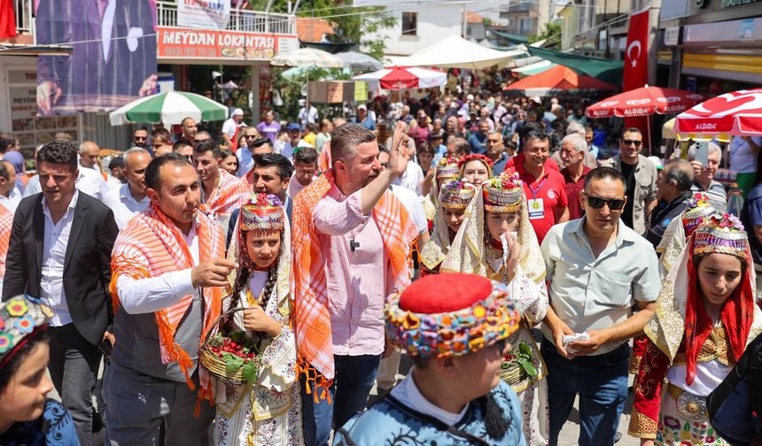 İzmirliler Kiraz Festivali'nde Buluştu