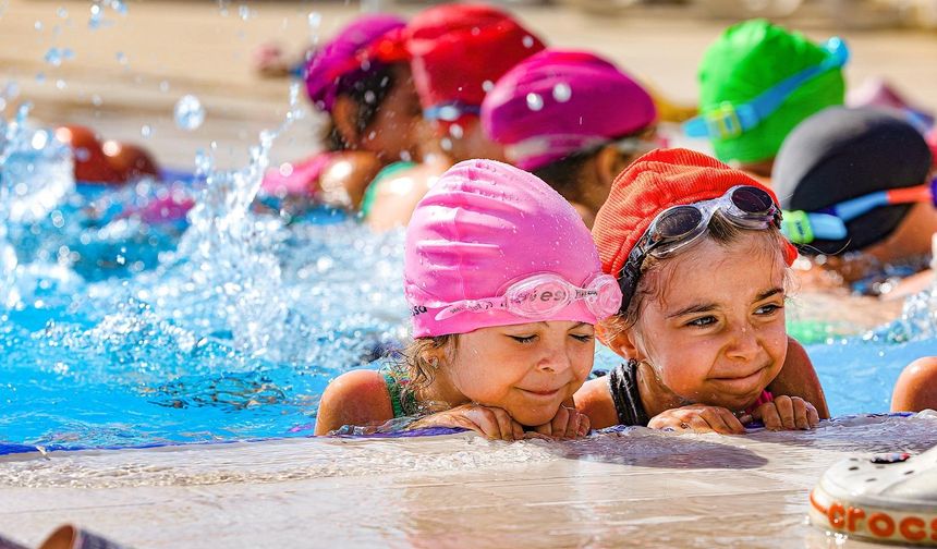 Bayraklı'da Çocuklar İçin Yüzme Kursu