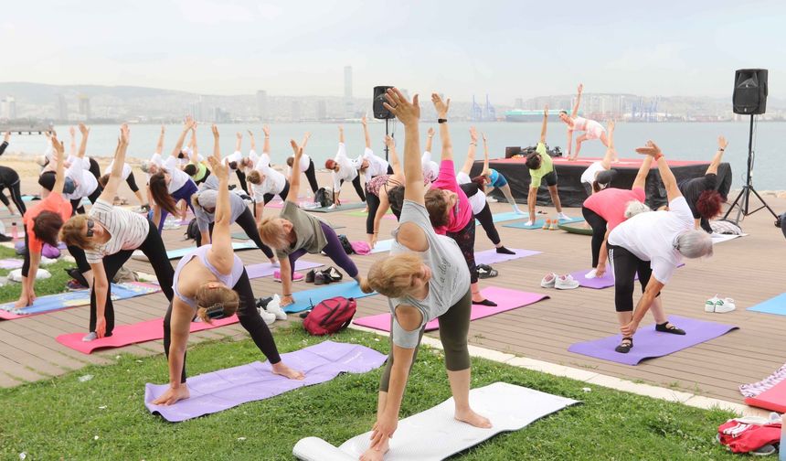 Yoga Tutkunları Bayraklı'da Buluştu