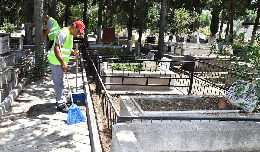 İzmir'de Bayram Öncesi Mezarlıklar İçin Özel Bakım