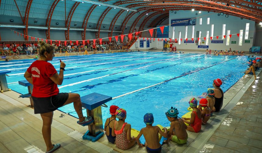 Karşıyaka'nın Yarı Olimpik Havuzu Yazın Gözdesi Oldu