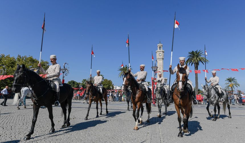 Konak Atatürk Meydanı'nda Temsili Bayrak Töreni