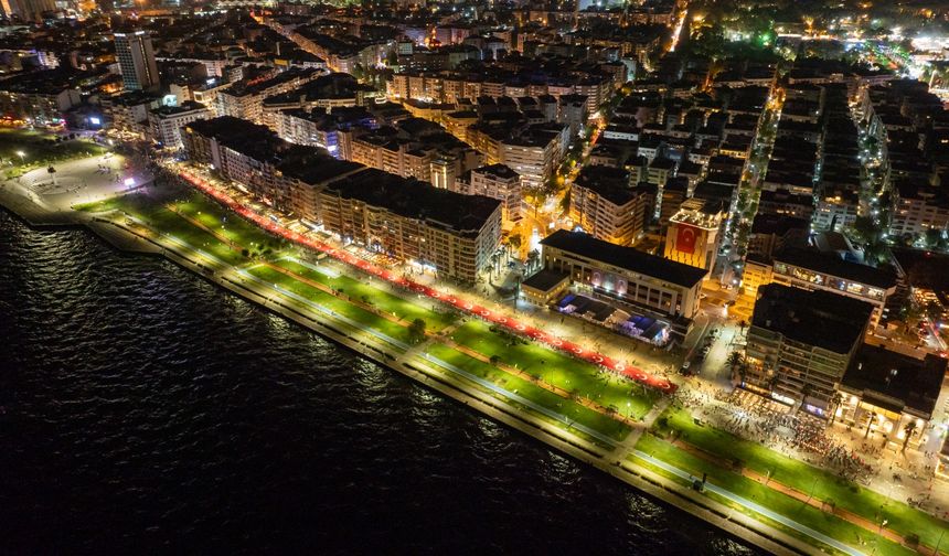 İzmir'de Coşkulu 9 Eylül Fener Alayı