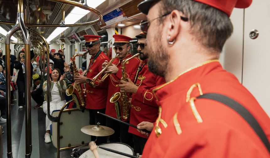 İzmir Metrosu'nda 29 Ekim Kutlaması