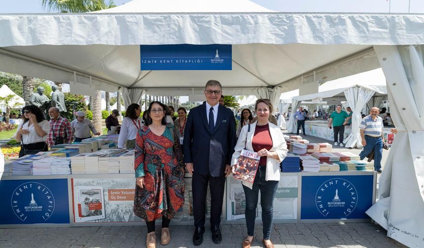 "İzmir Dergisi" Kitap Fuarı'nda Okuyucu ile Buluştu