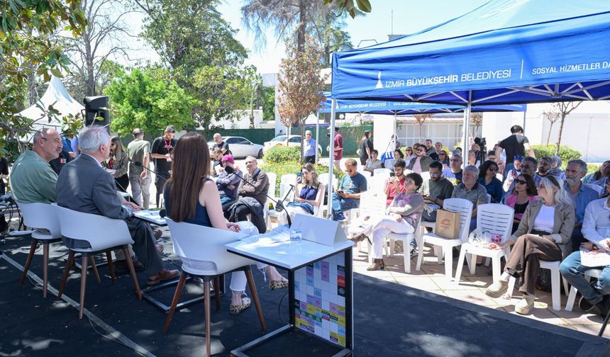 İzmirliler İzmir Kitap Fuarı'na Akın Etti