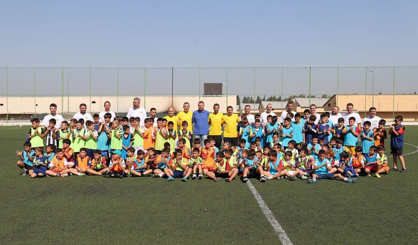 Profesyonel Futbolcular Geleceğin Yıldızlarına Hocalık Yaptı