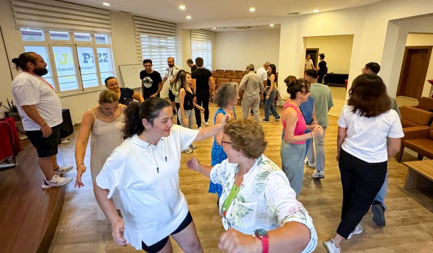 Efeler'de Her Yaştan Sanatsever Bu Kursta Buluşuyor