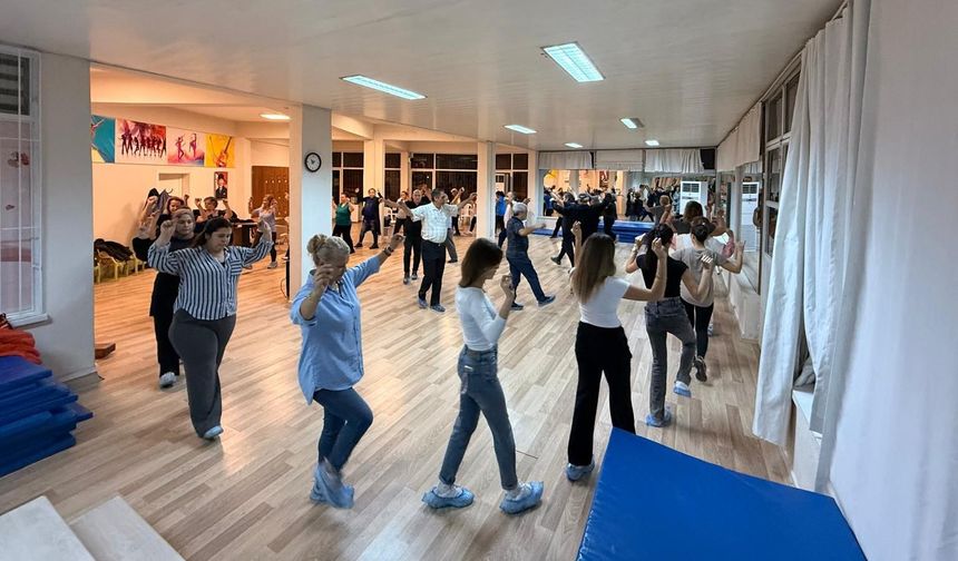 Efeler'de Halk Oyunları Kursu Yoğun Katılımla Başladı