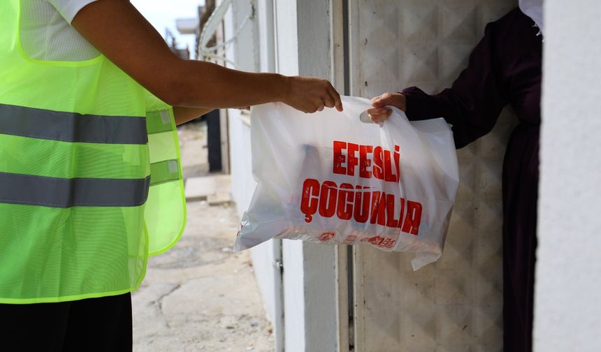 Efes Selçuk'ta Beslenme Çantaları Dayanışma ile Doluyor