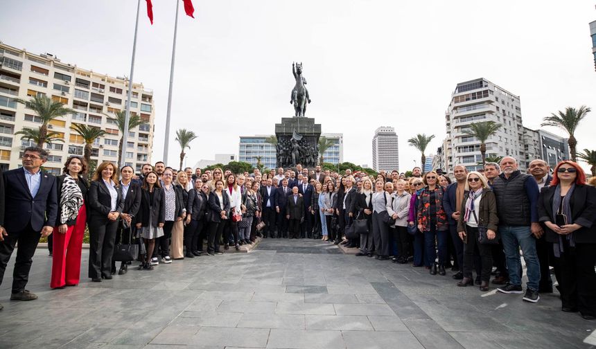 CHP İzmir'den Cumhuriyet Meydanı'nda 24 Kasım Töreni