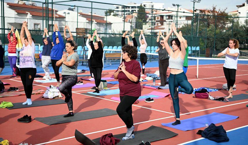 Kuşadalılar Tenis Kulübü'nde Hep Birlikte Yoga Yaptı