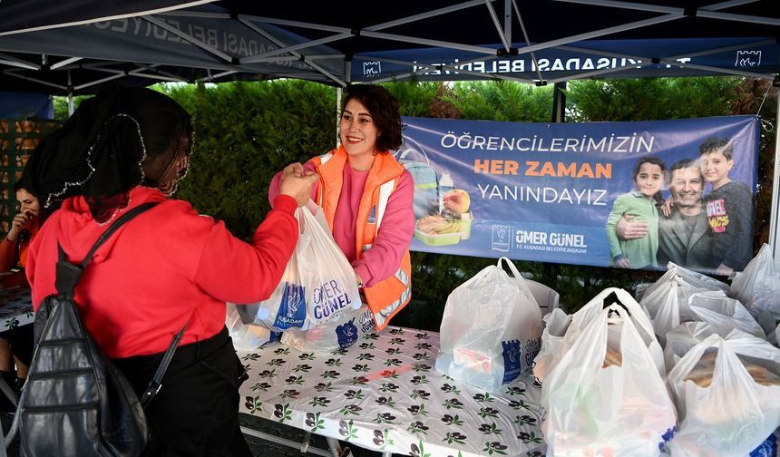Kuşadası'nda Beslenme Çantalarını Belediye Dolduruyor