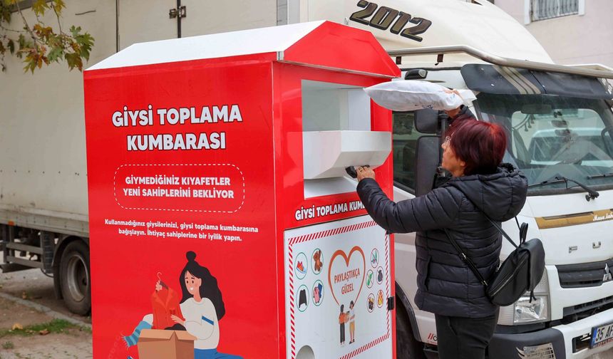 Buca'da Giysi Kumbaralarıyla Dayanışma Büyüyor