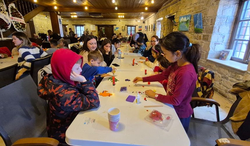 Kuşadalı Minikler Kuklalarla Hayal Dünyasına Yolculuk Yaptı