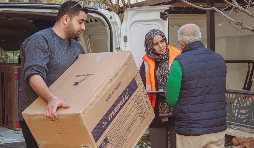 Kuşadası Belediyesi'nin Soba Yardımı Başladı
