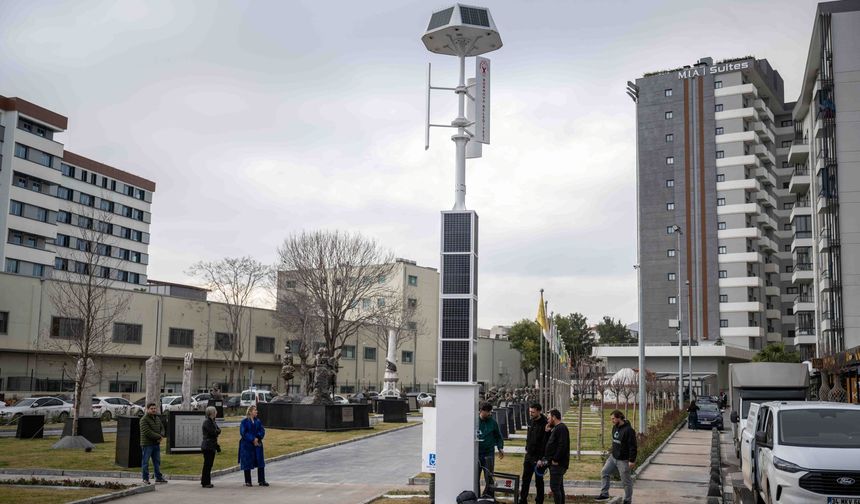 Bornova'dan Enerji Hamlesi: Abide-i Hürriyet Meydanı'na Hibrit Direk