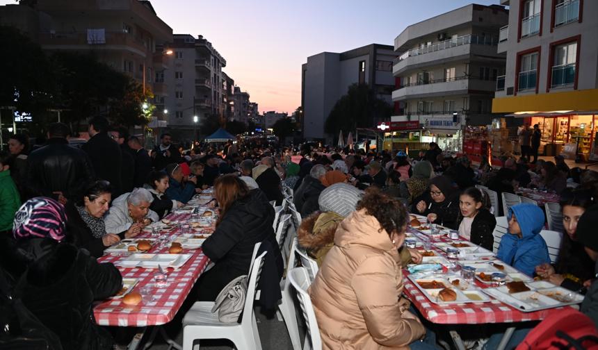 Kuşadası'nın İftar Sofrası Bu Kez Cumhuriyet Mahallesi'nde Kuruldu