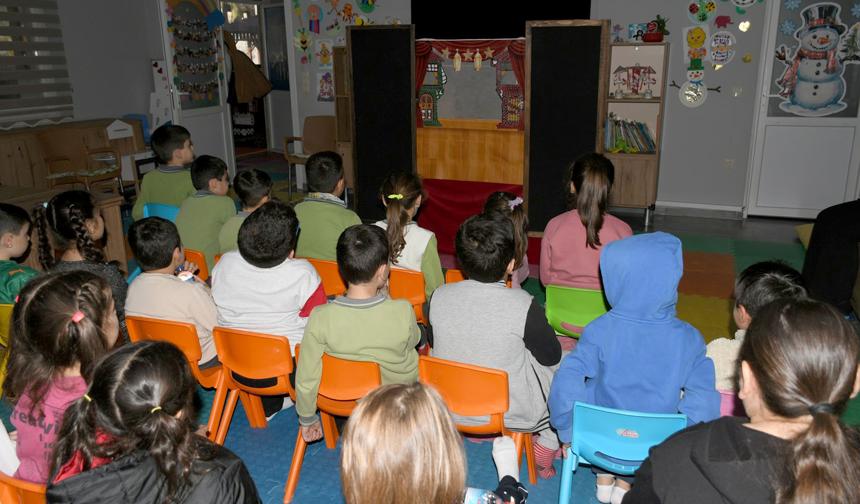 Kuşadalı Çocuklar 'Gölge Oyunu' ile Doyasıya Eğlendi
