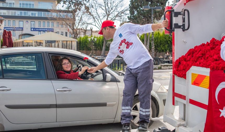 Kuşadası'nda Çöp Kamyonu Sevgi Dağıttı