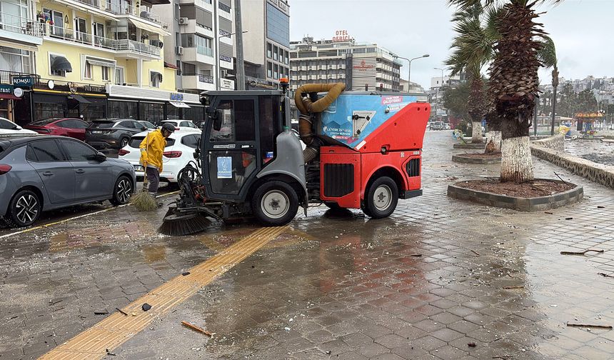 Kuşadası'nda Sağanak ve Fırtına Mesaisi