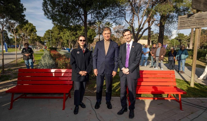 İzmir'den Şiddete Karşı 'Kırmızı Bank'la Mesaj