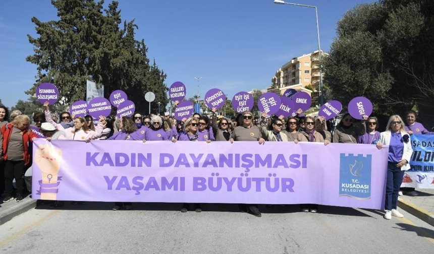 Kuşadası'nda 8 Mart Korteji: Dayanışma Yaşatır