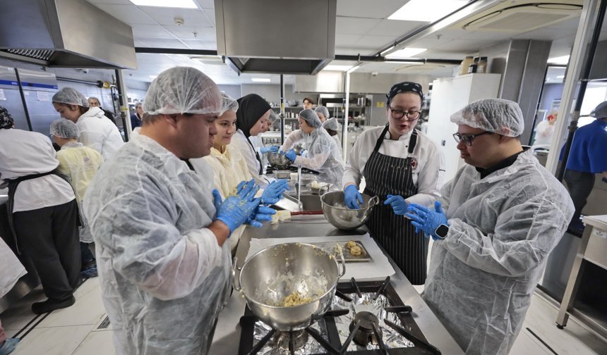 Konak'ın Temiz Kalpli Şeflerinden Down Sendromuna 'Tatlı' Farkındalık