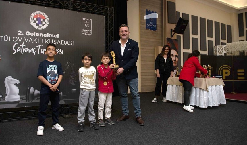 Kuşadası Satranç Turnuvası'nda Kupa ve Madalyalar Sahiplerini Buldu