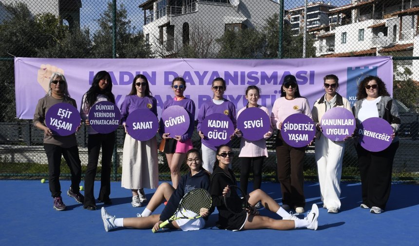 Kuşadası'nda Raketler Kadınlar Günü İçin Korta Çıktı