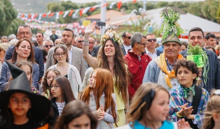 Alaçatı Ot Festivali'nde Görkemli '23 Nisan' Korteji