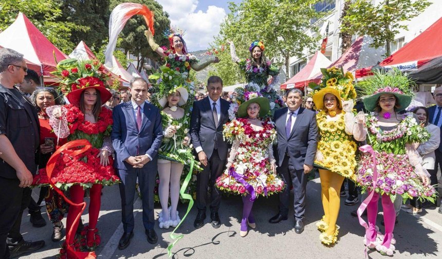 27. Uluslararası Bayındır Çiçek Festivali Renkli Kortejle Başladı