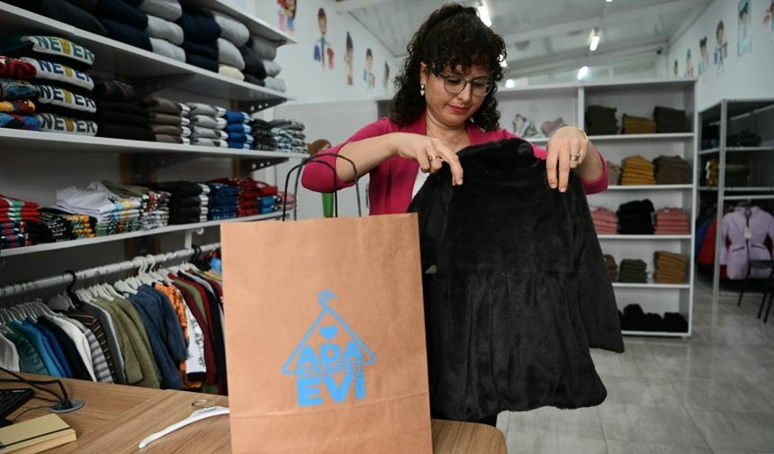 Kuşadası'nda Dayanışma Kültürü 'Ada Kıyafet Evi' ile Daha da Büyüdü