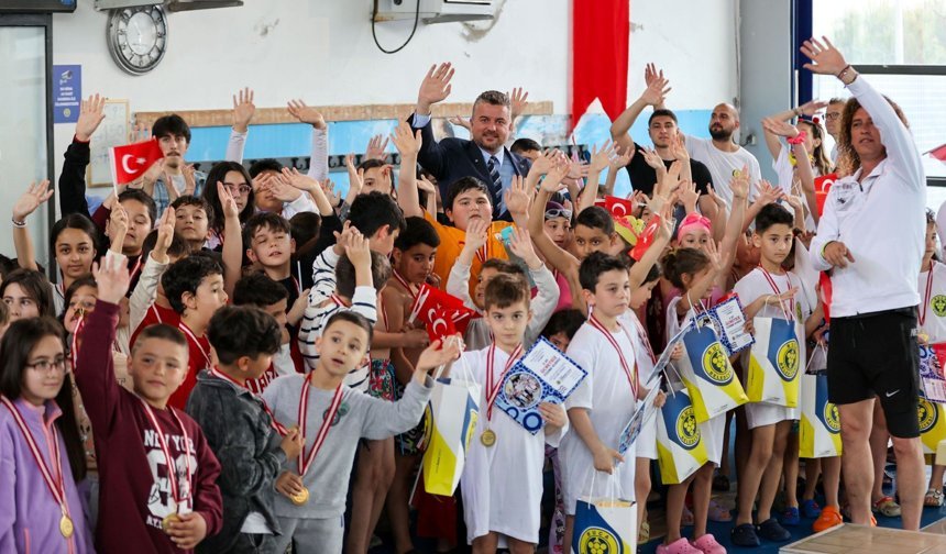 Buca'da 23 Nisan Coşkusu Havuza Taşındı