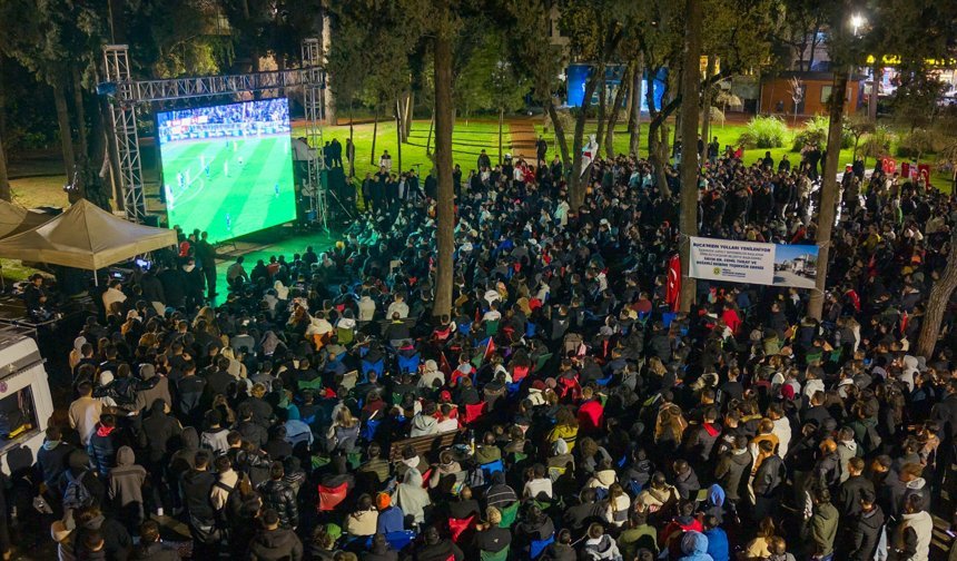 Bucalılar Milli Heyecanı Dev Ekranda Yaşadı