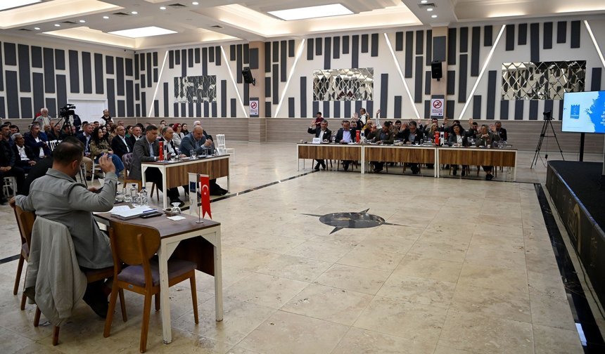 Kuşadası Belediye Meclisi'nde Kesintisiz Hizmet Vurgusu