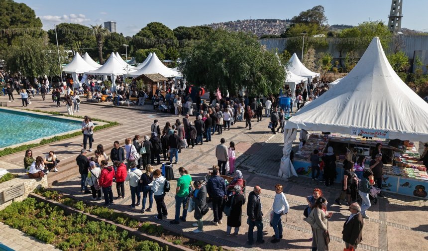 İzmirliler Kültürpark'taki İZKİTAP'a Akın Etti