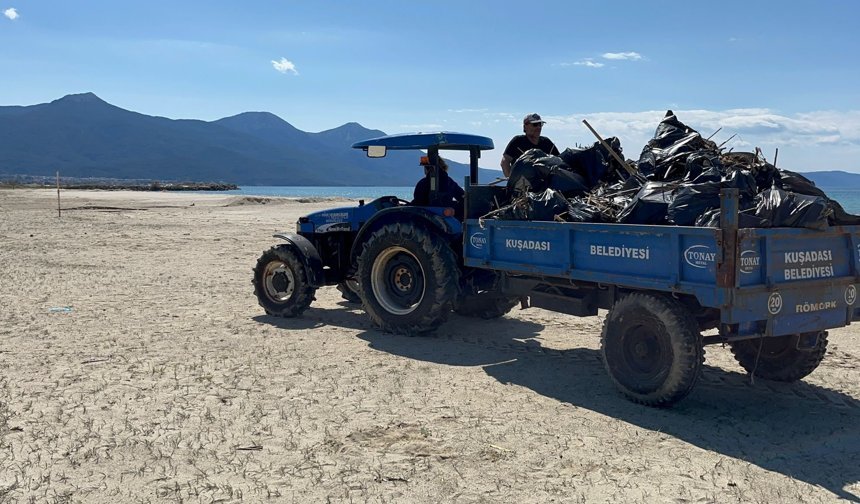 Kuşadası Belediyesi'nden Plajlarda Yoğun Temizlik Mesaisi