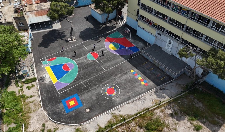 Konak'ta 'Renkli Dokunuş' Okul Bahçelerine de Geldi