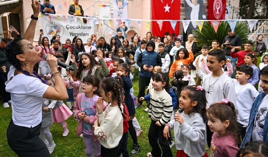 Bornova'da Şenlik Coşkusu: Sayra & Çınar'ın Adı Gülüşlerle Yaşıyor