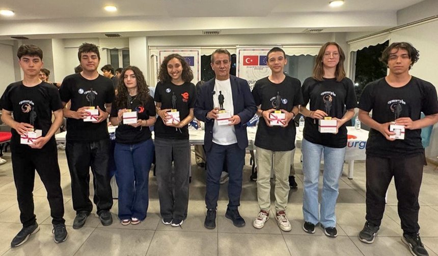 Efeler'de Teknoloji Rüzgarı: Genç Yazılımcılar Tasarladı, Başkan Yetişkin Kutladı